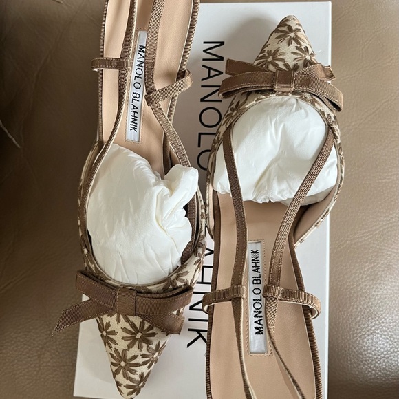 Manolo Blahnik
Galop Mod Floral Raffia Slingback Pump, Taupe - Picture 5 of 6